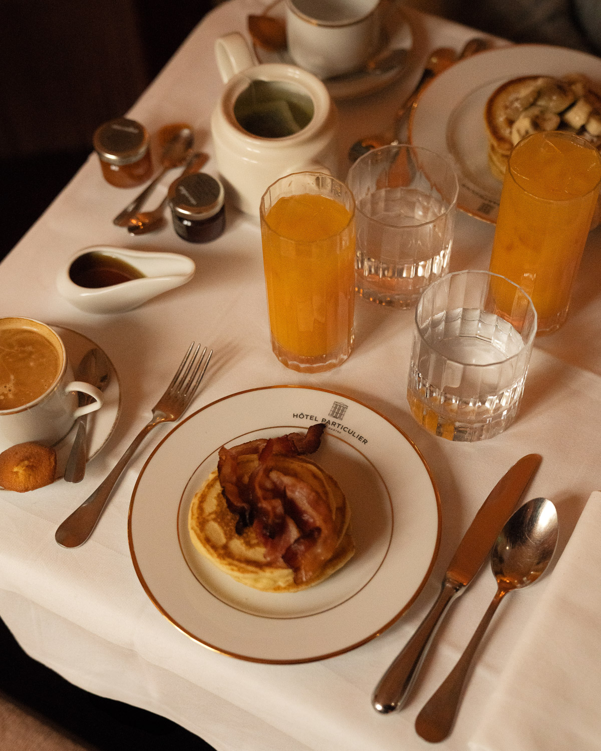 A beautifully plated luxury hotel breakfast, featuring gourmet dishes and premium presentation.